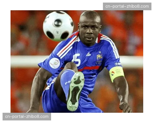 特写：父子同框，镜头捕捉到看台上小图拉姆庆祝父亲进球